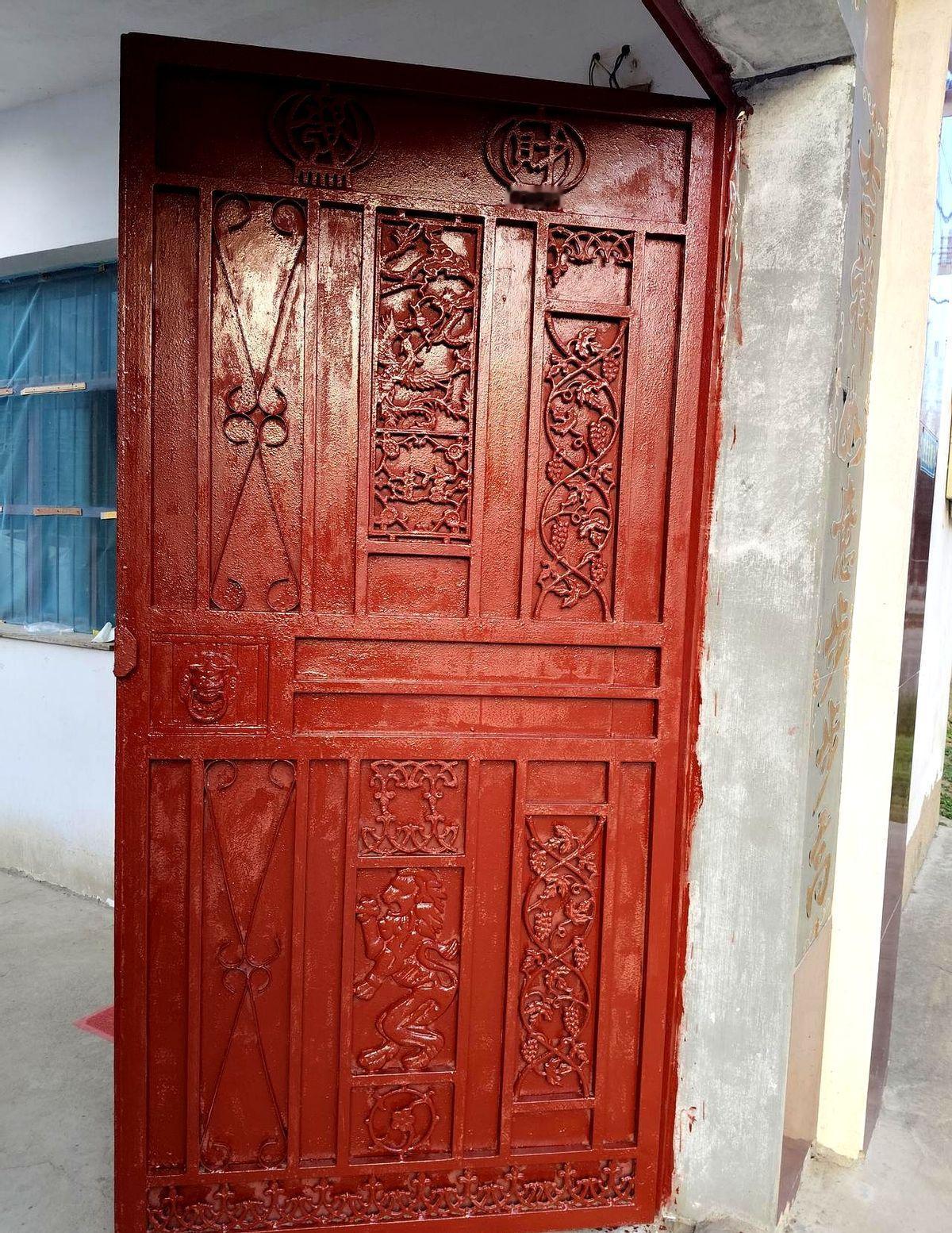 我都想离婚了！
我媳妇帮她三姐干活快二十天了。
一看她又准备走，我来了一句：“下