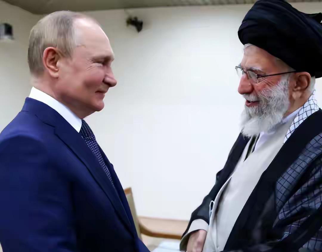 普金哈梅内伊，昔日谈笑风生的朋友，今日的难兄难弟。一个深陷战争中，一个在准备战争