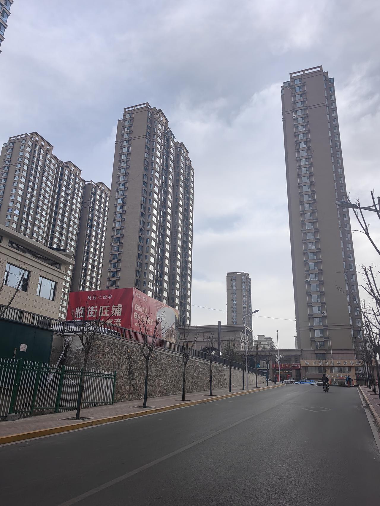 天南地北大拜年阳泉的街道也是这样干净，何必夸别人如何？如果工作做到位，谁也不会差