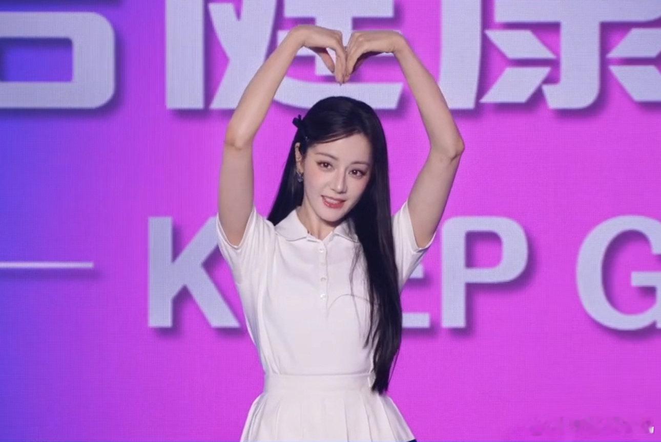今天的迪丽热巴完全是女大 ​​​