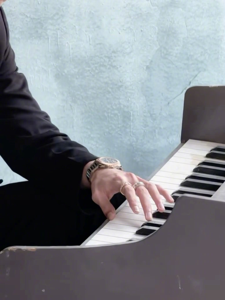 陈星旭 in BVLGAR 💙🖤💙  新造型大片，深V的西服套装，佩戴着宝