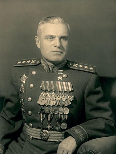 1953年3月5日，苏联铁腕领袖斯大林去世。仅仅21天后，失去斯大林庇护的儿子瓦