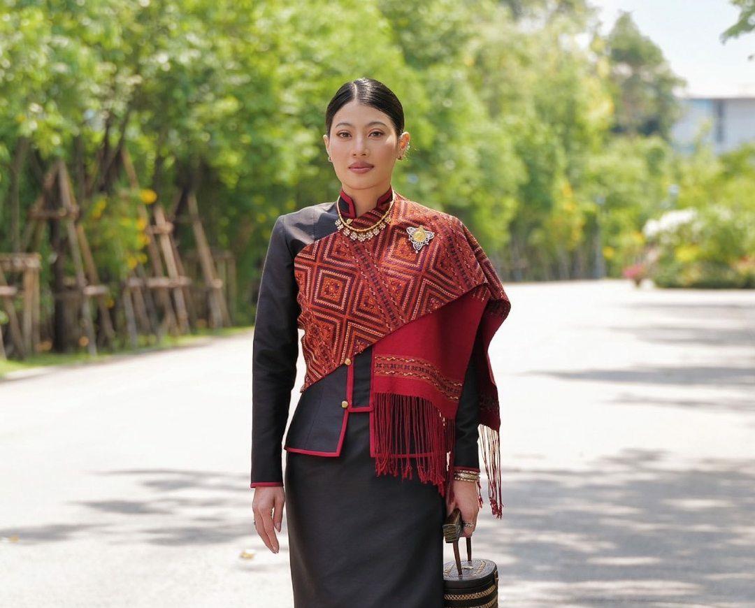 泰国神兽公主的五官长得很不错的，但是化妆故意夸张她的土肥圆。
她的嘴唇其实没那么