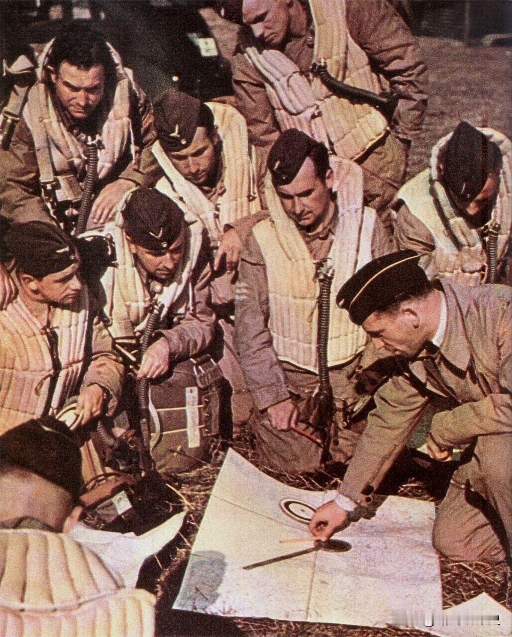 1941年，KG40（第40轰炸机联队）的机组成员正在进行战前部署。在二战浩瀚的