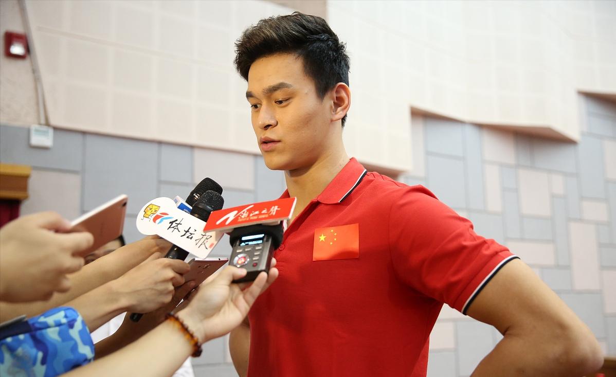 2月11日晚，米兰冬奥会速度滑冰男子1000米比赛中，中国选手廉子文因与荷兰选手