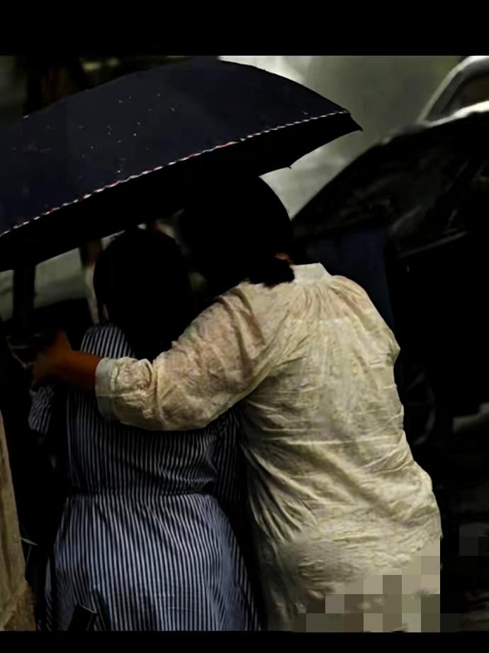 山东那场大雨里，有个画面真让人心疼——妈妈骑电动车来接女儿，

孩子却嫌丢人，让
