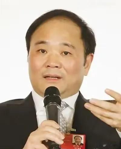 李书福最近在一次直播中忍不住吐槽了。他说现在全国的新造车公司都在吉利挖人。吉利简