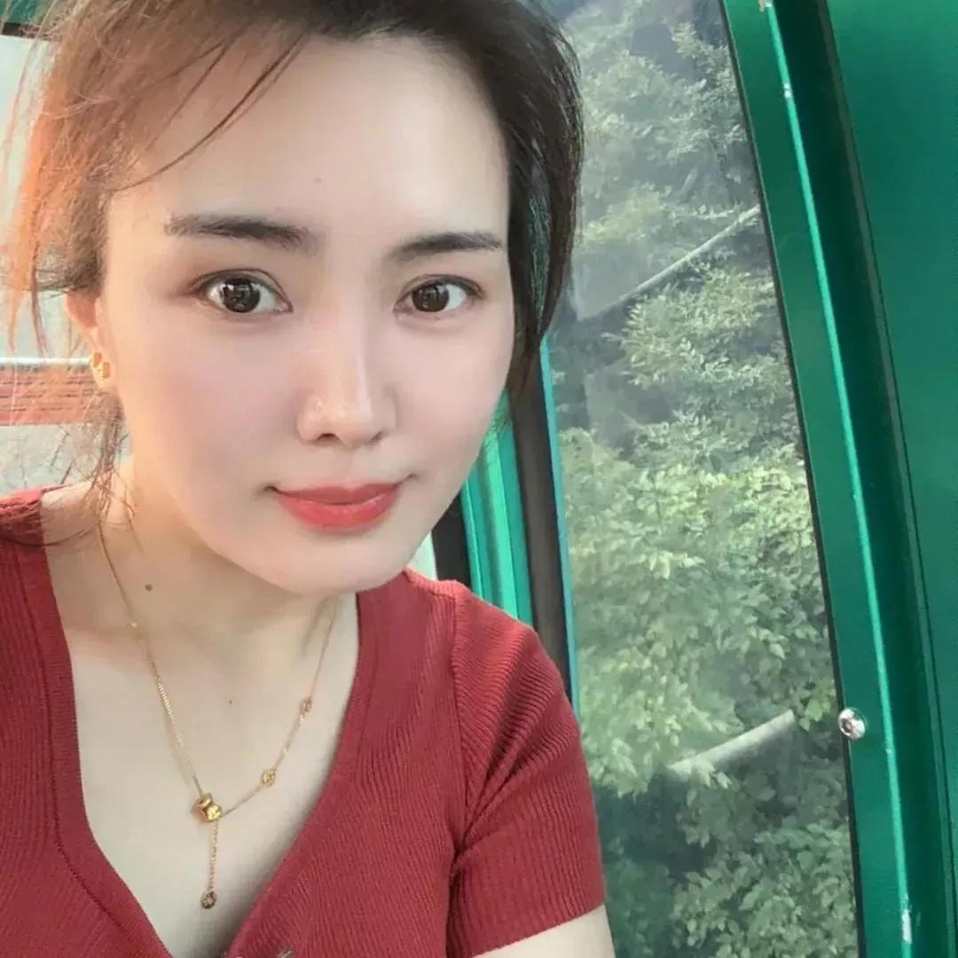 在山中缆车上，感受大自然的宁静与美好