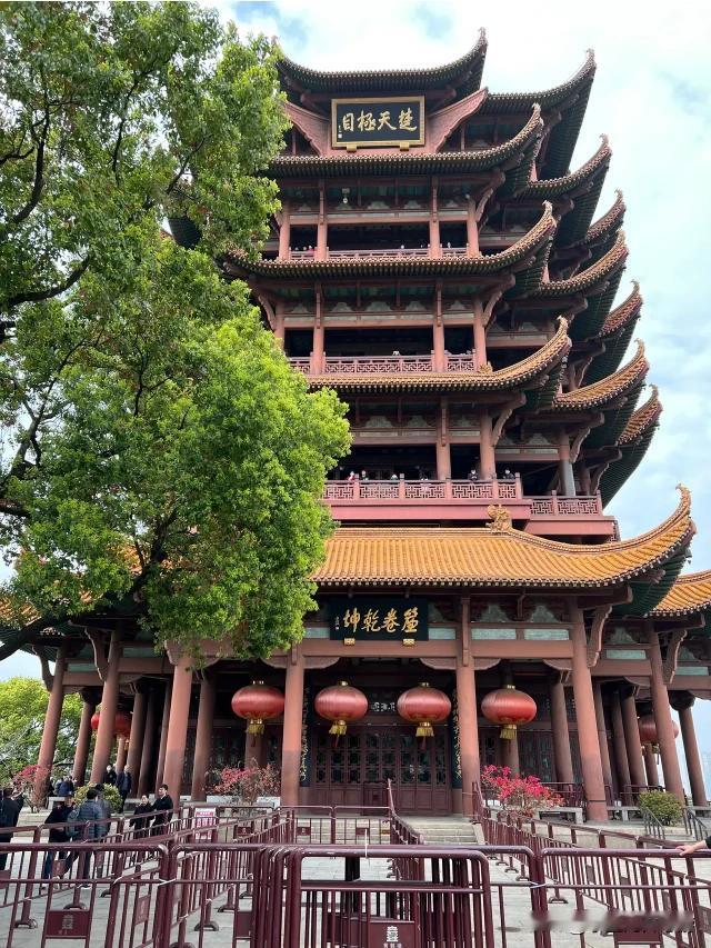 黄鹤一去不复返，白云千载空悠悠。晴川历历汉阳树，芳草萋萋鹦鹉洲。日暮乡关何处是？