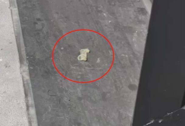 浙江杭州，一男子深夜跟女人激情之后，摘下了防护用品直接就往楼下阳台上丢，可谓素质