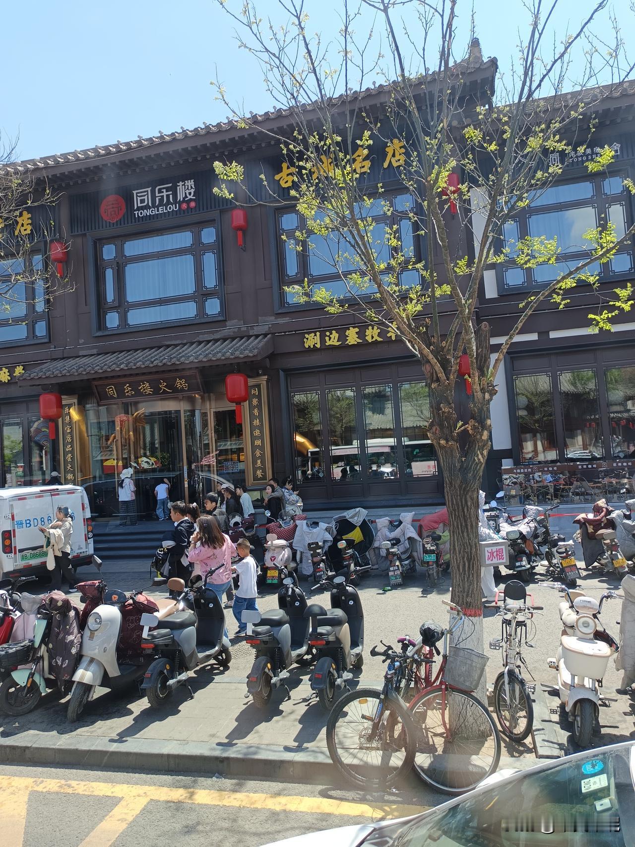 我认为值得。出去游山玩水，热门景区肯定是首选打卡地。大家都要去的景点，人多挤一点