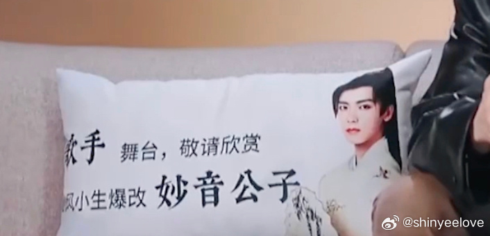 开麦问美团吃喝玩乐都安排侯明昊教艾略特古风小生沉浸式观看侯明昊教学古风小生，韵味