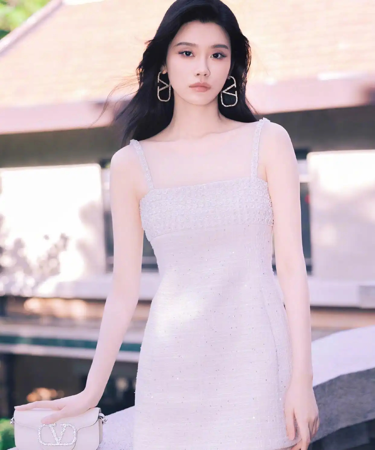 奚梦瑶的初夏穿搭元气满满，清新得像一缕甜美的阳光！ 