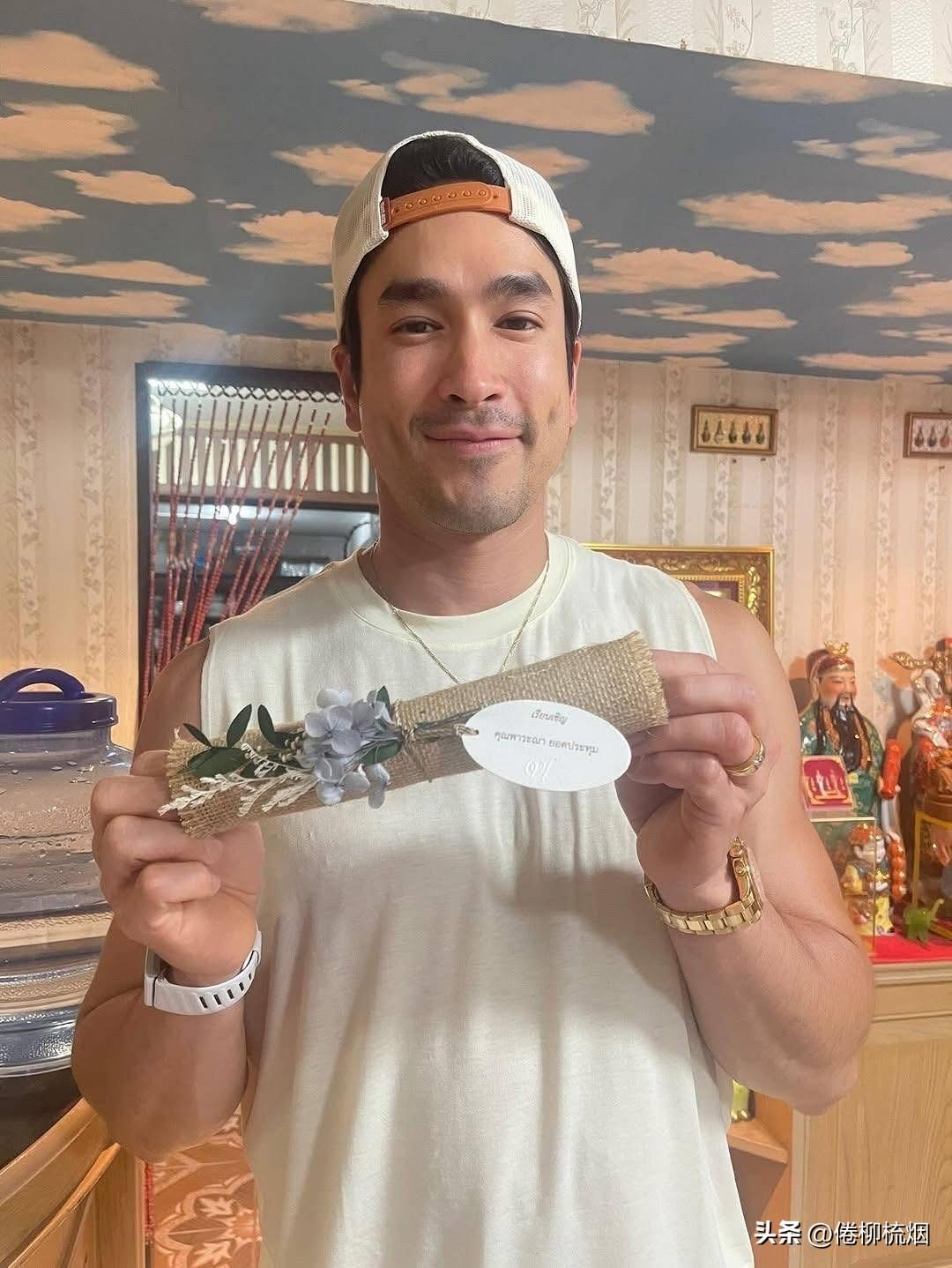 各界人士展示收到的婚礼请柬。。另，Nadech、Yaya婚期敲定：婚礼定于202