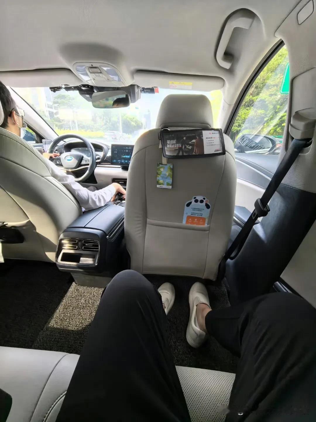 我说句实在话，20万左右轿车第二排舒适性，比亚迪汉（E9）第一，不接受任何反驳。
