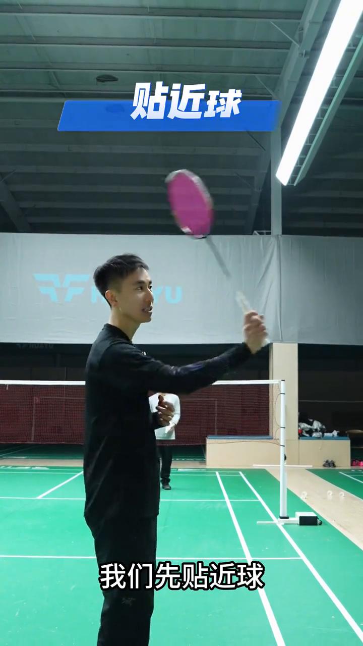 滑拍直线。
很多朋友还不会滑拍打直线球，今天我来教你。
·直线距离很短，不能打上