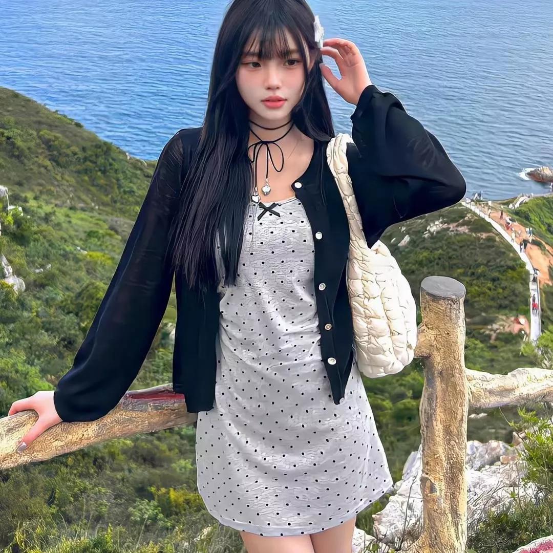 云中仙子倚栏望，碧海潮生心自闲。轻舟泛处烟霞绕 风起时无岸 云深无归处 人间如梦