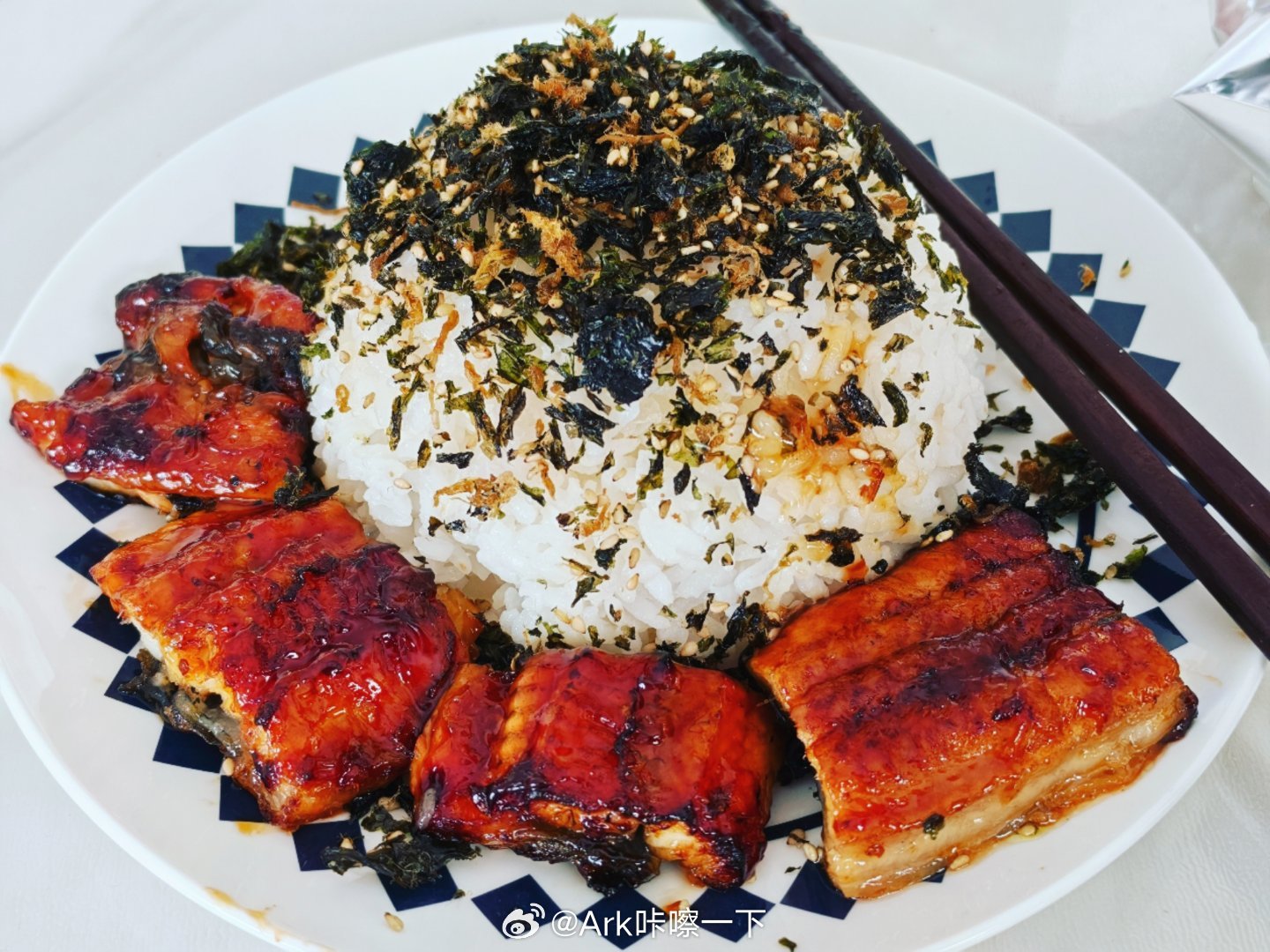 晚安朋友们，今天中午给媳妇儿做了一份鳗鱼饭，媳妇儿夸超好吃，这一盘在外面至少四五