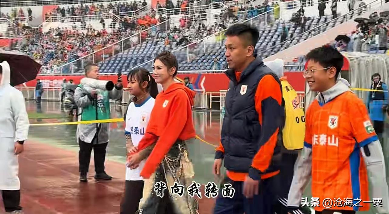 小将张弛在外漂泊一年之后还是迎来了退役时刻，赛场断腿的惨烈时刻犹在眼前，接大雷手