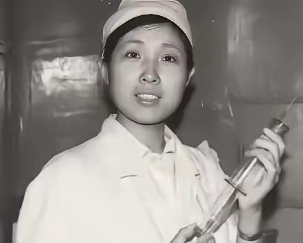 1999年，黑龙江19岁护士收养10岁男孩，将他视作亲弟，12年来始终没有结婚，