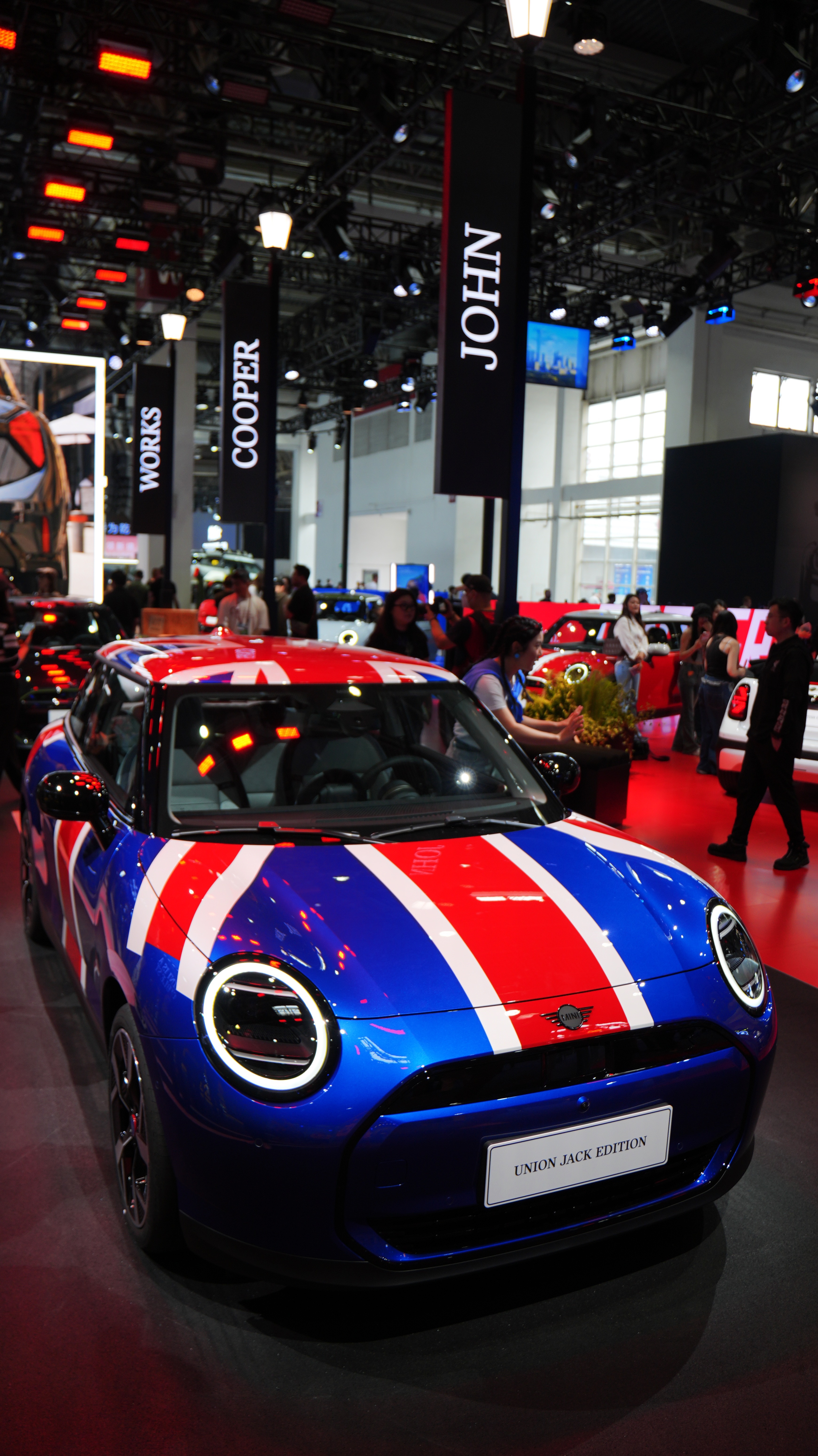 “迷”住了！北京车展mini展台应该是每年都的打卡的地方，这次的展位应该是我觉得