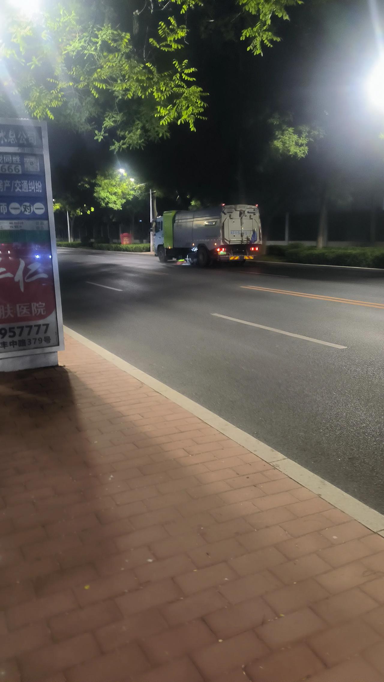 晚上9点还在洒水！保定频繁洒水到底图啥？

昨晚九点多，五四路上还能看到洒水车慢