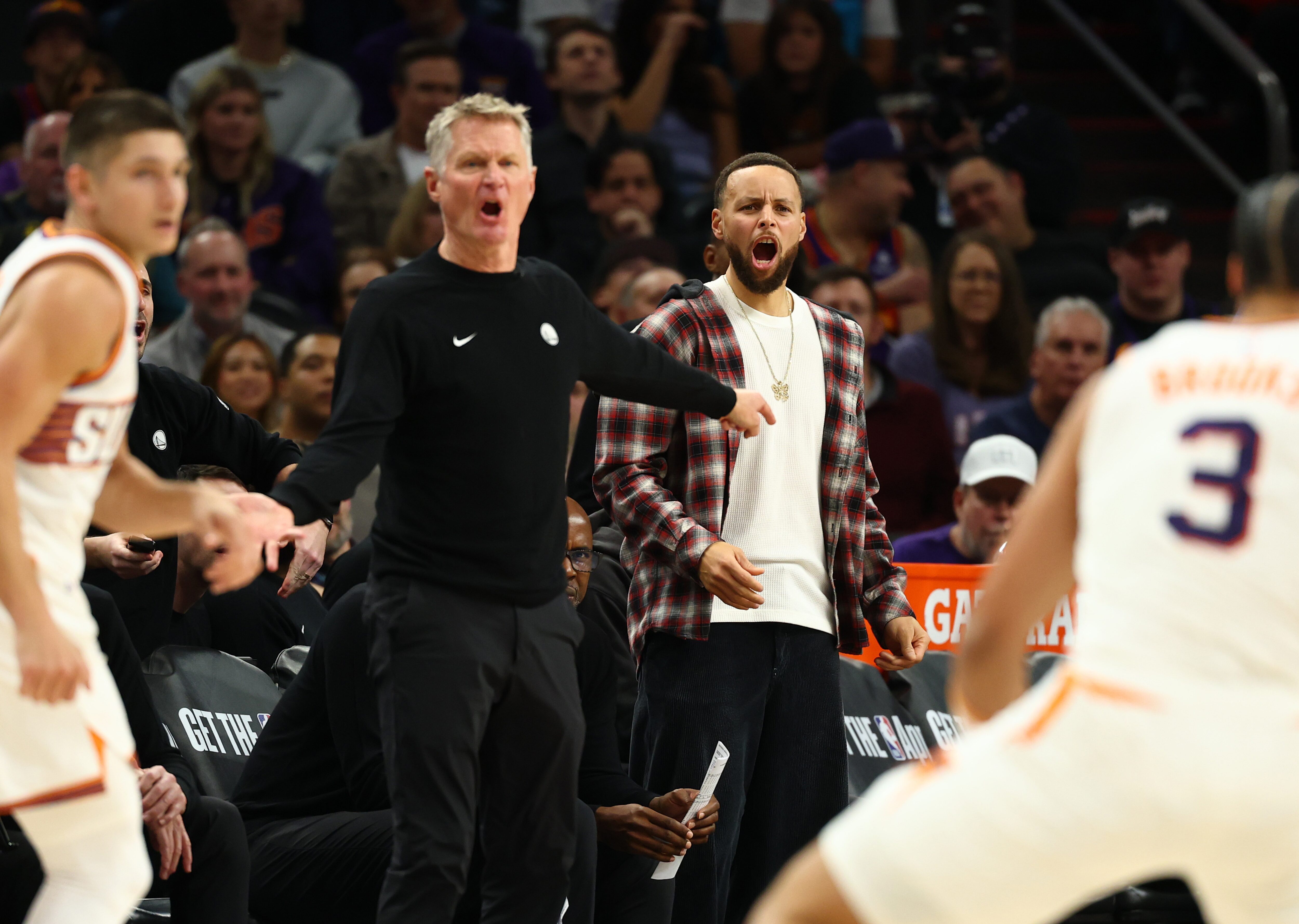 金州勇士和灰熊好像打校队比赛，就这样勇士还是落后十几分的一方勇士vs灰熊