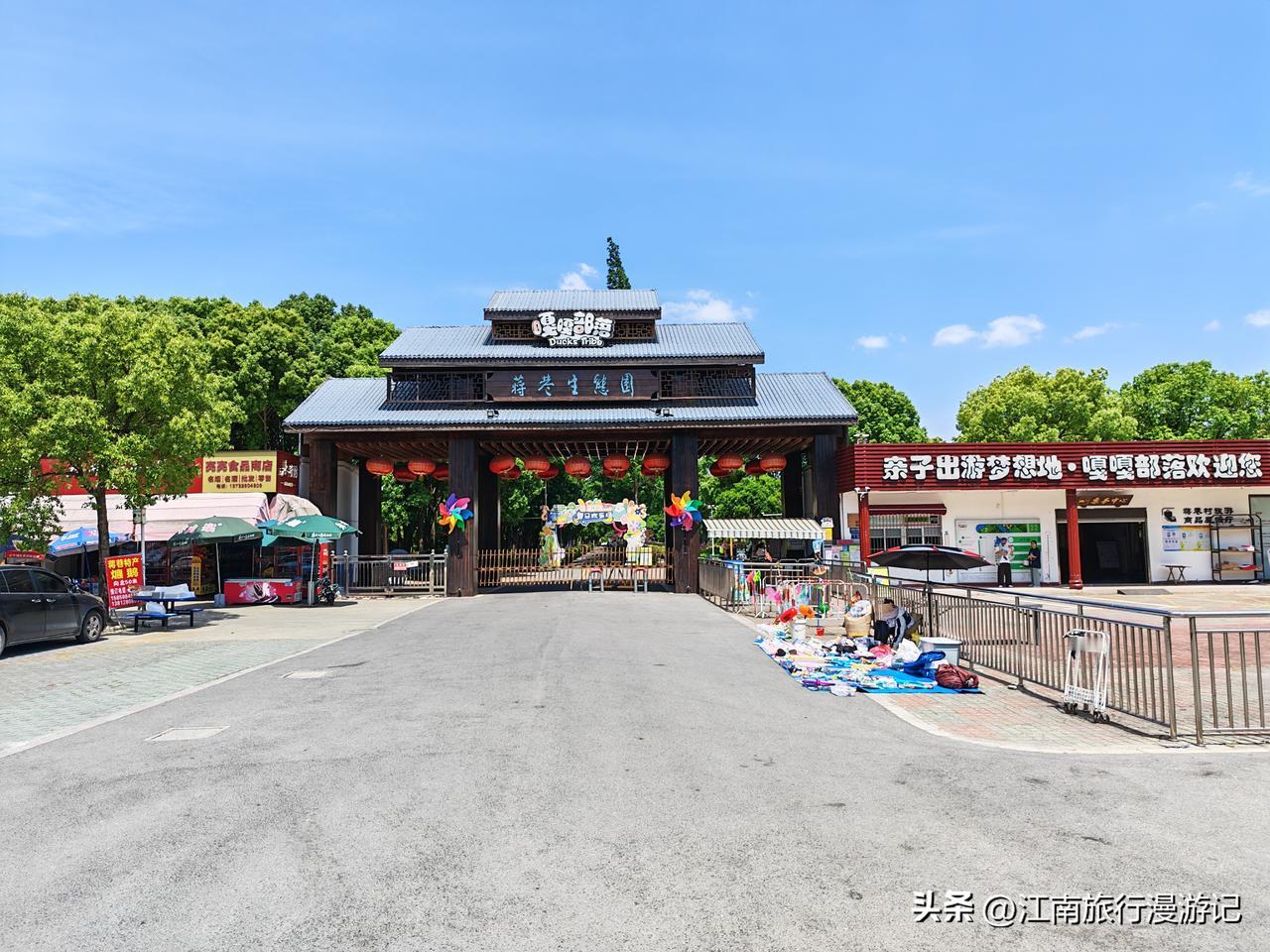 在江南水乡的温柔怀抱中，镶嵌着一颗璀璨的明珠——蒋巷村，它静卧于江苏省常熟市东南