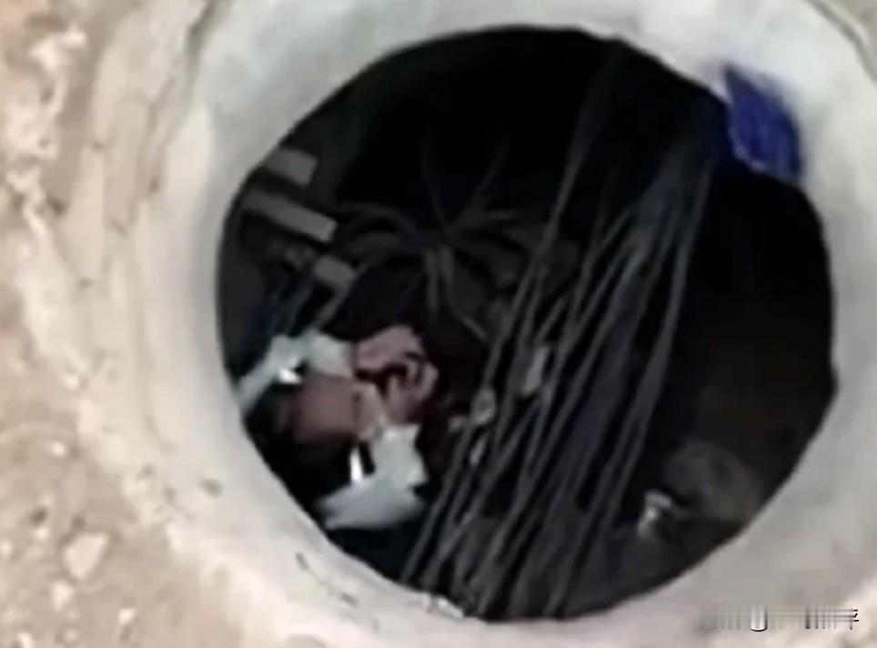 啥？小女孩掉进了路边排水井，他人想要救女孩出来，父亲竟然阻拦还要先拍照？9月14