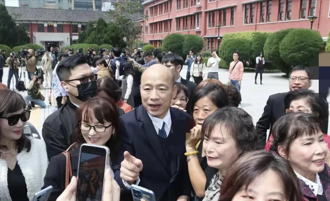 韩国瑜成了这次国民党反罢免的大救星，据岛内媒体传来消息，“立院”马上要休假了，可