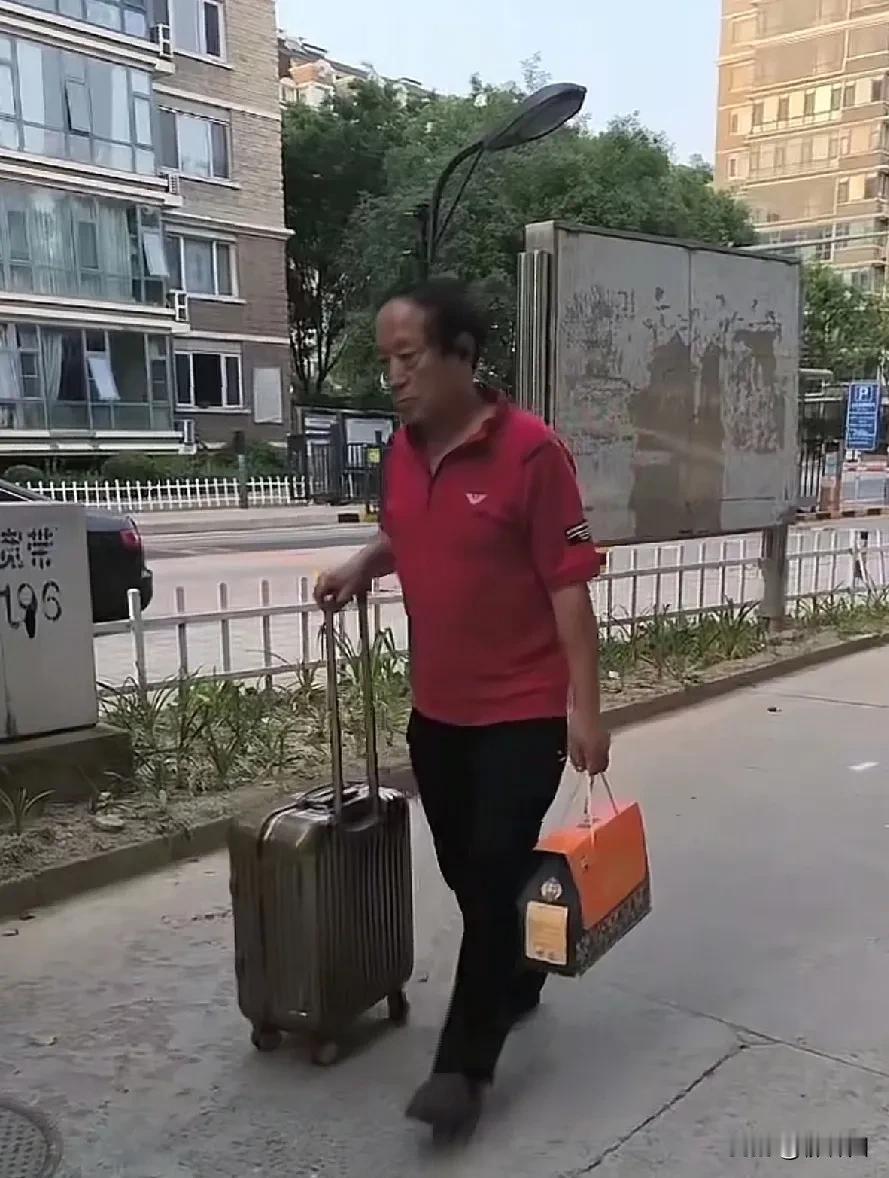 “离开冯巩后，牛群越混越惨”，76岁牛群近况曝光，打扮朴素鞋子破旧，人老了很多。