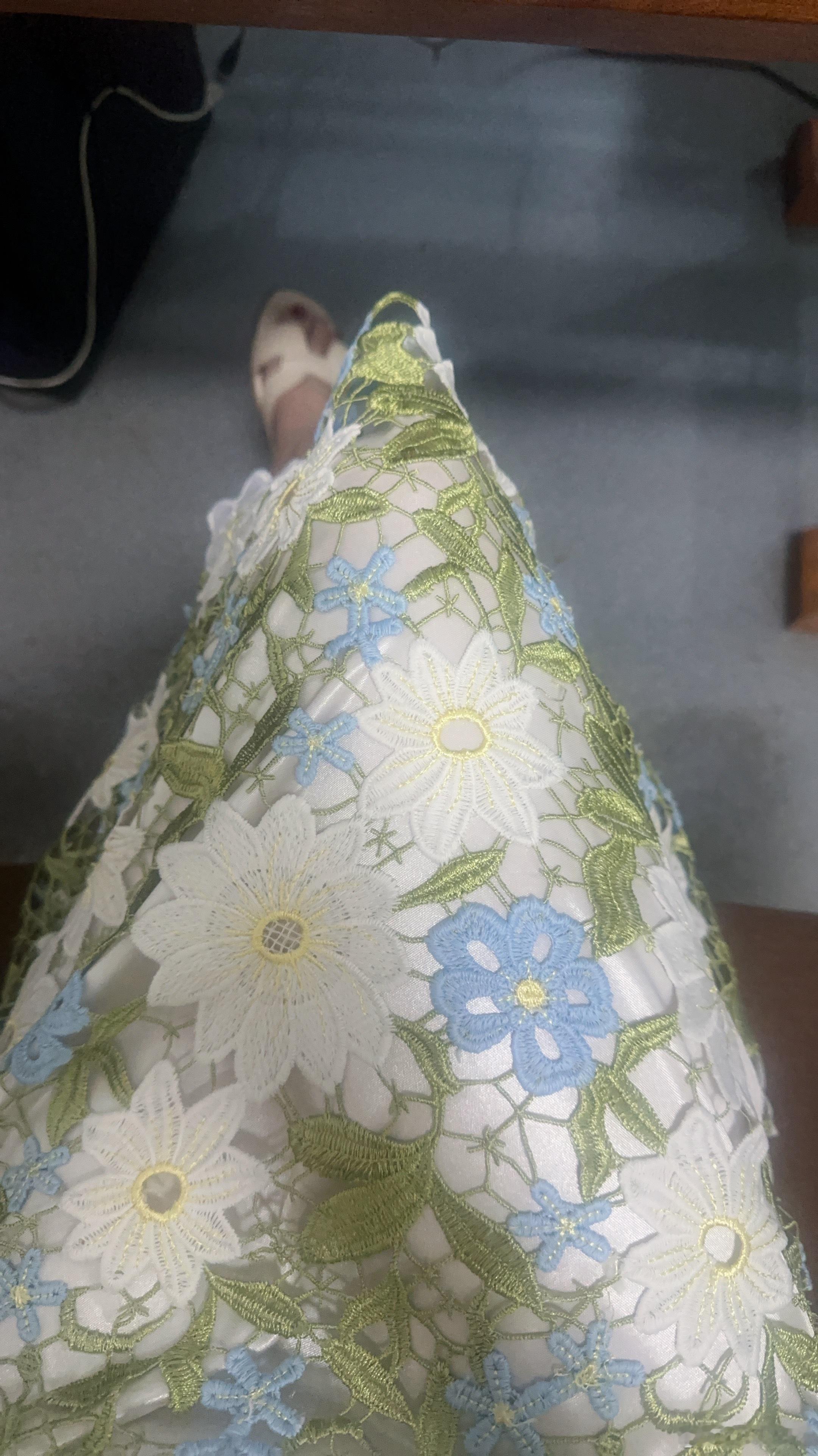 下雨天就是要穿彩色的❤️心情也会跟着变好🌈昨天半夜下了一场暴雨⛈️早上也是乌云