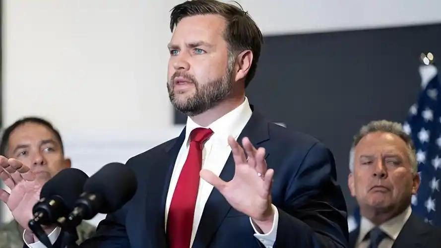 简直不敢信！美国副总统万斯，居然在异国的竞选集会上，当着上千人的面给特朗普打电话