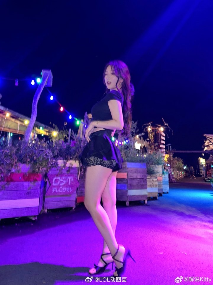 解说Kitty分享与朋友自拍：丰满系肉腿😍这你顶得住？2025LPL 英雄联盟
