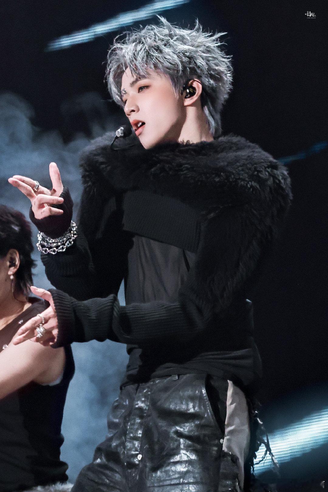 耀文同学完美诠释什么叫"人来了就行"！这波回答我给满分    插兜动作行云流水，