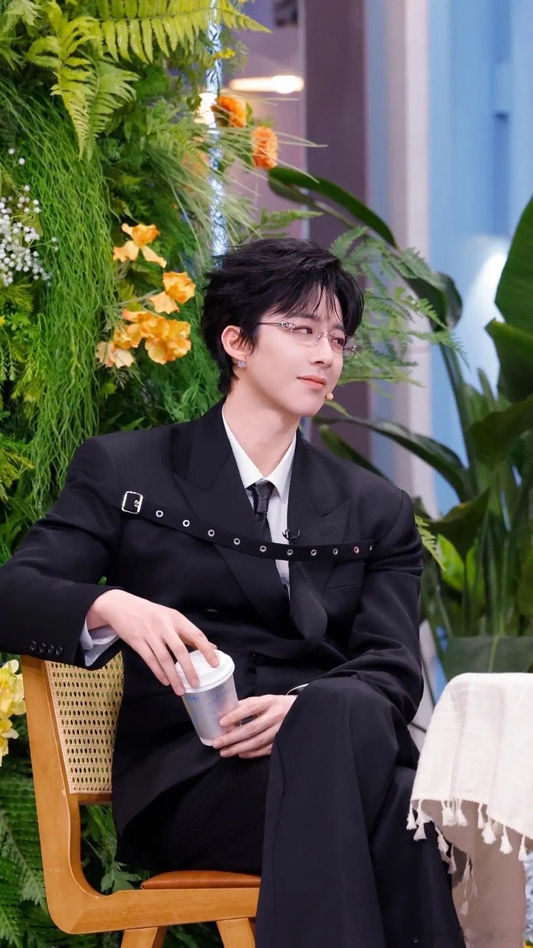 刘宇宁这人挺有意思，不争番位、不炒CP，闷声拍戏唱歌，结果回头一看，人家已经是三