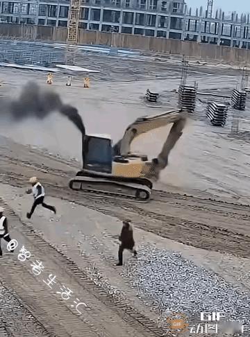 挖掘机：我今天主打一个‘旋转疯癫’，黑烟是我的出场特效！
人类：听说过羊癫疯，今