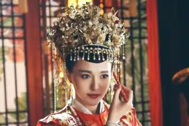 公元982年，辽景宗耶律贤病逝。正值国丧，皇后萧燕燕却打扮得妩媚动人，偷偷召见了