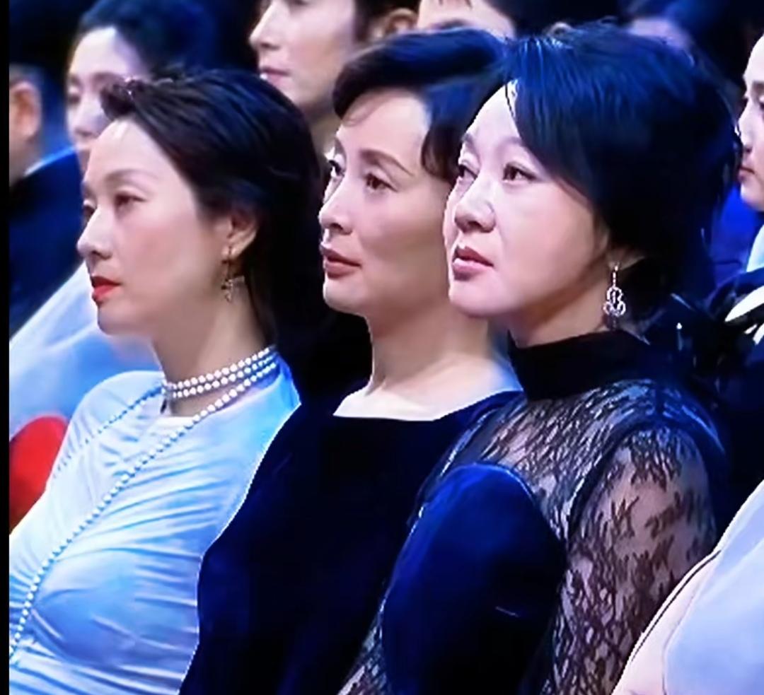 闫妮三次提名都没有得奖，从一开始为获奖者开心到表情管理失败。

第一次闫妮是非常
