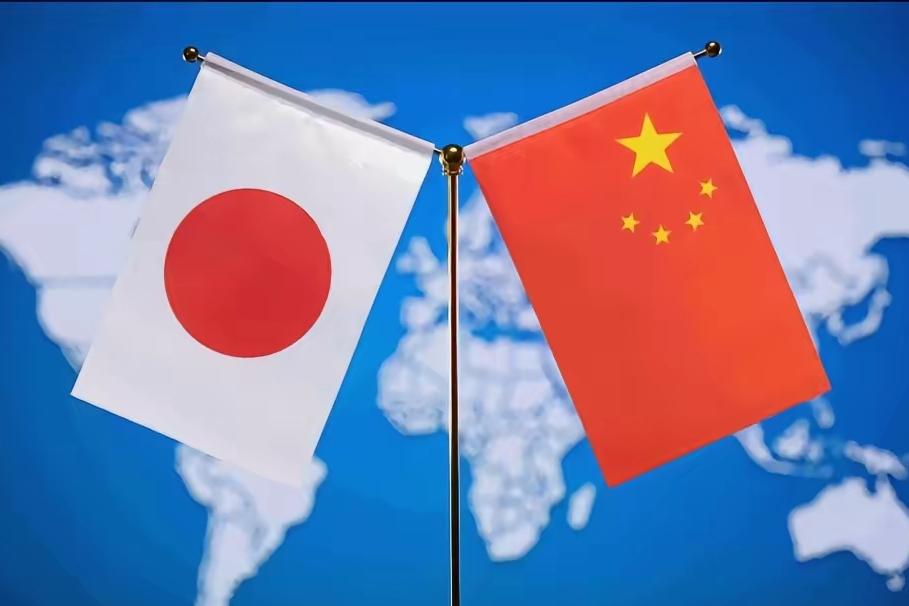 日本这波操作，属实是把“选择性失忆”玩到了极致。

一边在历史问题上装失忆，一边