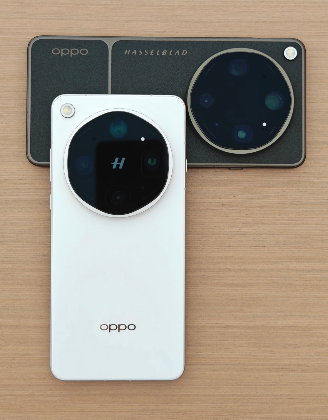 有一说一，OPPO Find X9 Ultra 带壳的话还是推荐白色，白色百搭，