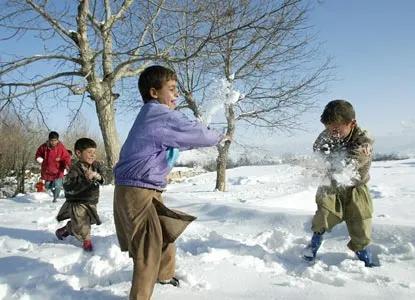 说一句带‘雪’的诗句仙女散花漫天涯，纷纷沉沉飘然下。儿童得意搓捏抢，粉妆玉砌是童