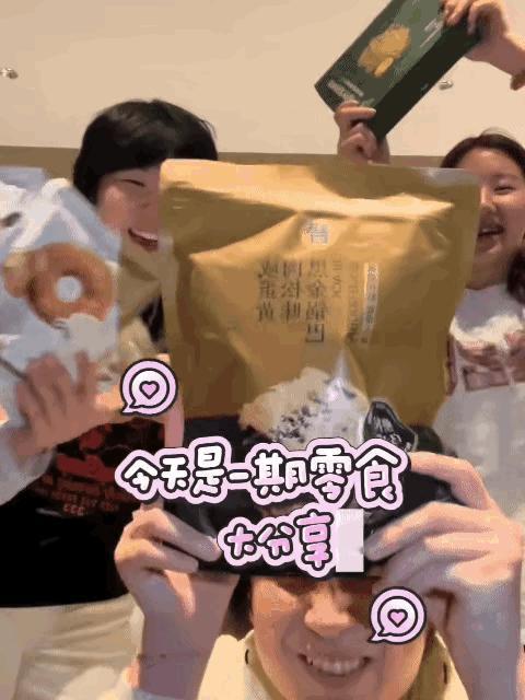 几个可可爱的小朋友们一起开心玩耍挺好的[赞]都是莎莎的小妹妹

哈哈，打起球来都
