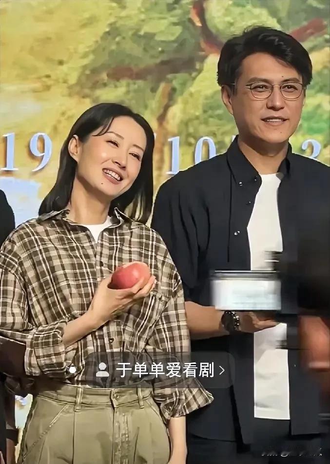 靳东，刘敏涛同框，真有一种姐弟的感觉，两人再次携手合作新剧，笑得比手中的苹果还甜