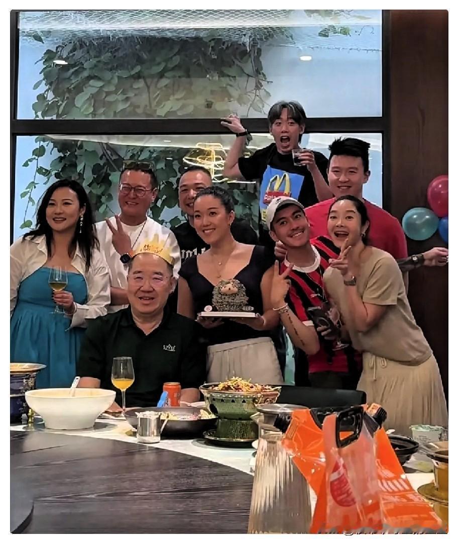 英达这下笑不出来了，
不是他又离婚了，
而是他办66岁寿宴，大儿子巴图没到场，2