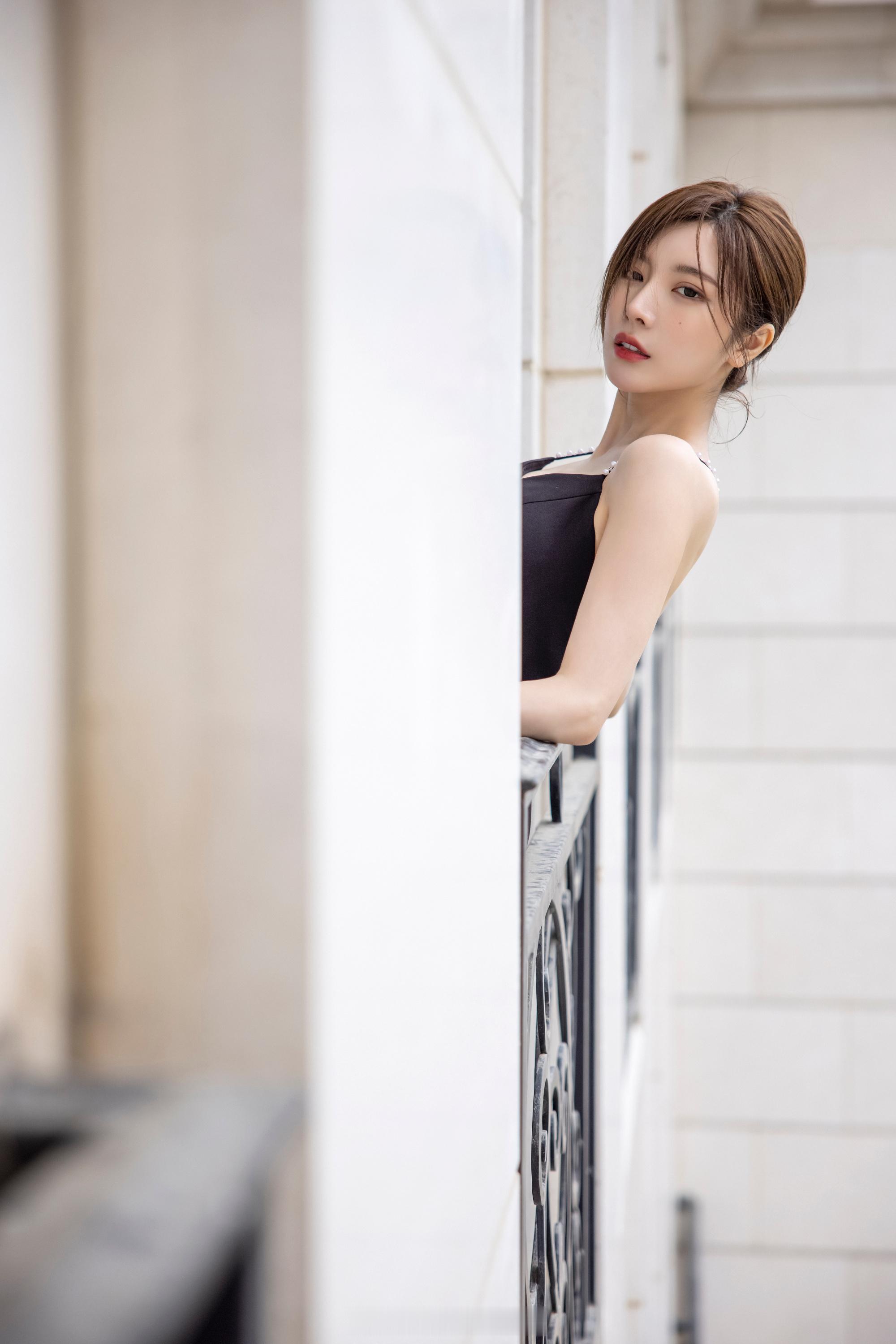 戴燕妮多面穿搭仙气性感 