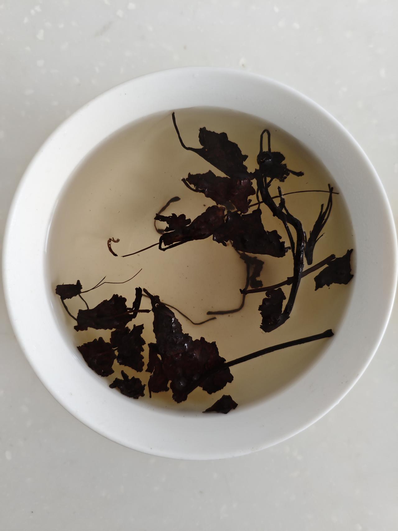 宁武毛尖，形状看起来一点儿也不像茶叶，到像是中草药，泡出来茶汤却是金黄透亮，喝起