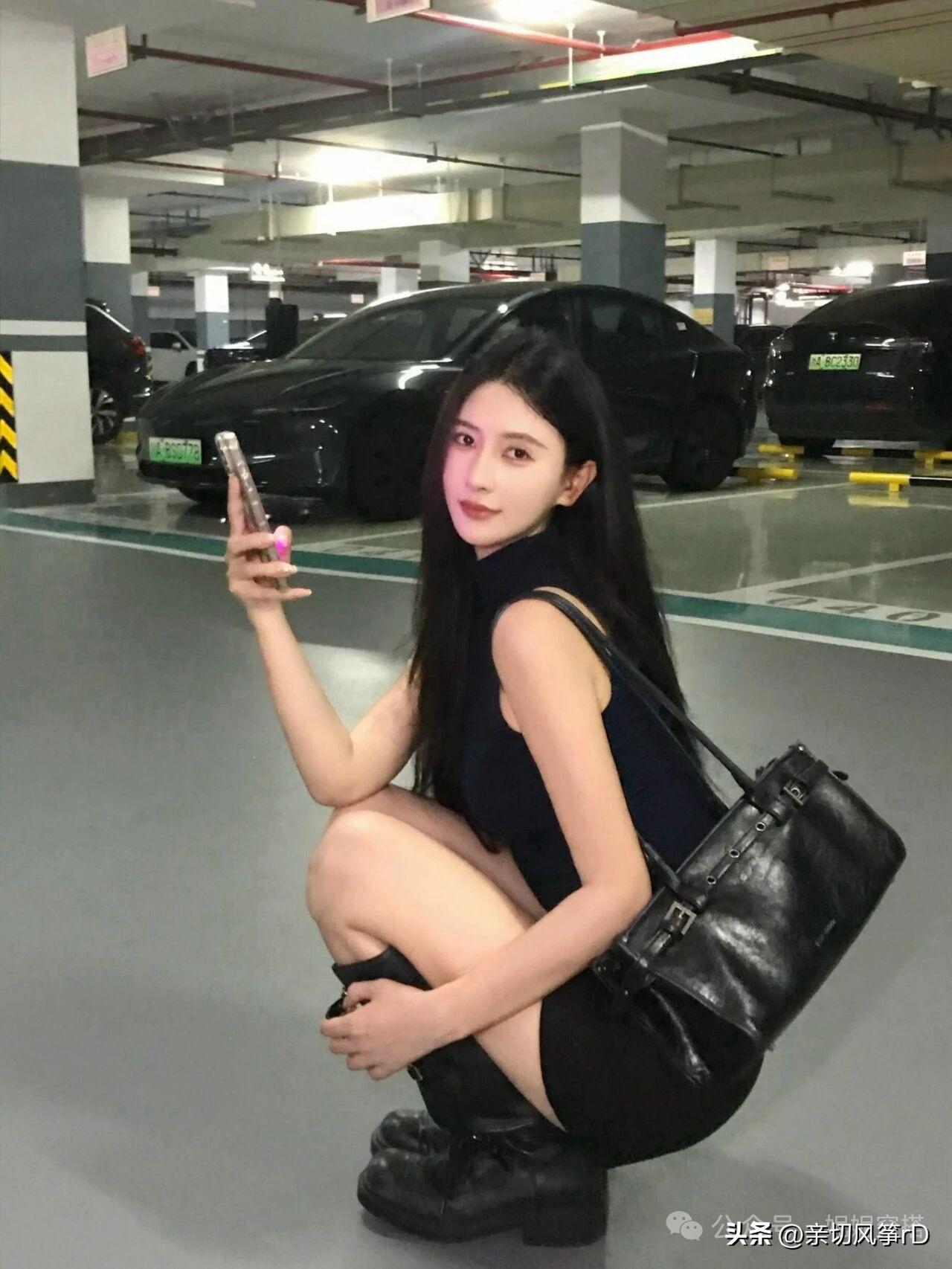 停车场自拍真的超有氛围感！就像孙艺珍在停车场前拍照，黑裙配黑袜黑鞋，那淑女清新风