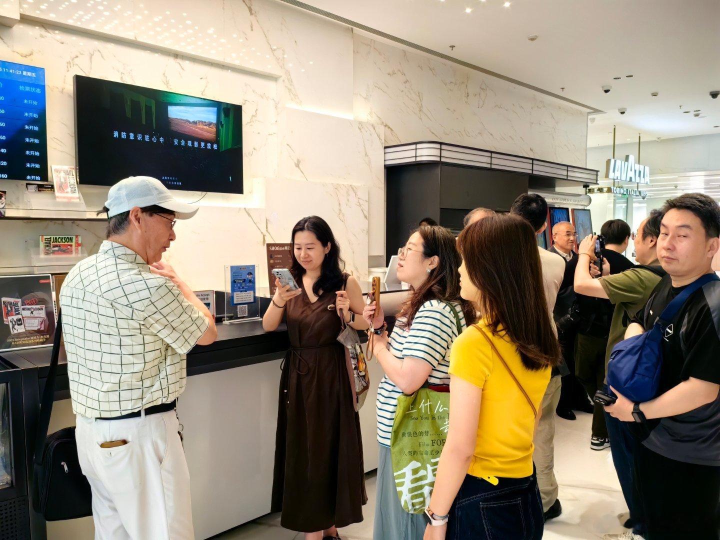 影城开票当日，见证无数影迷奔赴而来。有人相伴坚守整整二十八届，资深老影迷初心未改