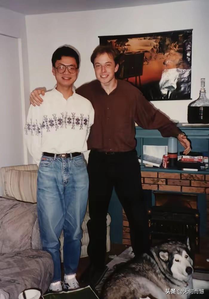 与马斯克合影的这个人，名字叫任宇翔，他是马斯克在宾夕法尼亚大学的同窗好友，也曾经